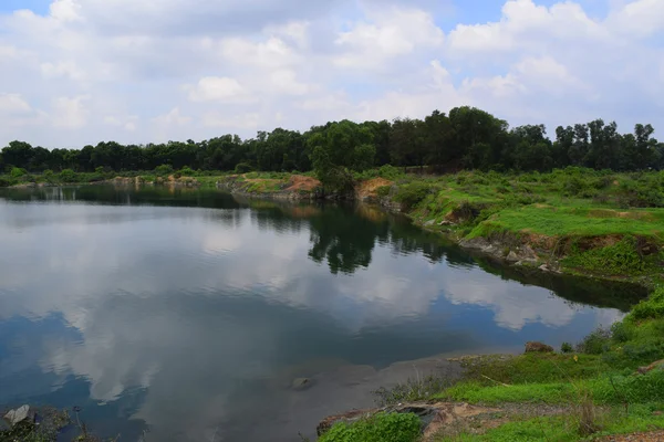 Bazı taşlar ve çim bankada kayalık Gölü — Stok fotoğraf