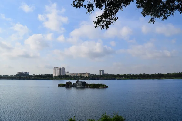 Lago rocoso con edificio en la orilla —  Fotos de Stock