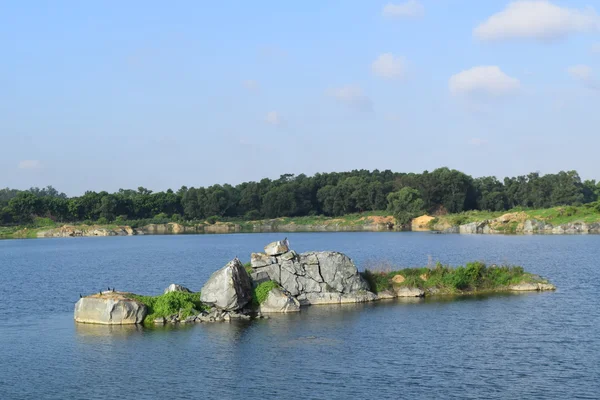 小河胰岛的岩石湖 — 图库照片