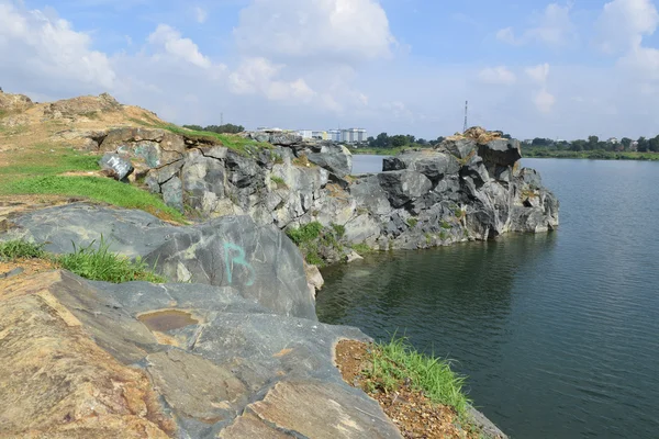 Felsiger See mit Stein und Felsen — Stockfoto