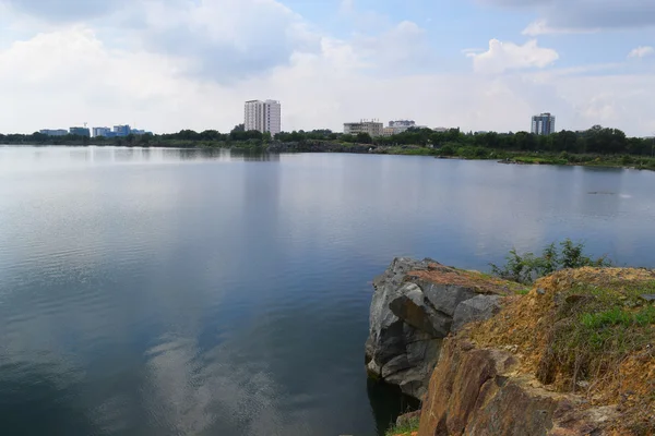 Rotsachtige lake met enkele stenen en gras in de bank — Stockfoto