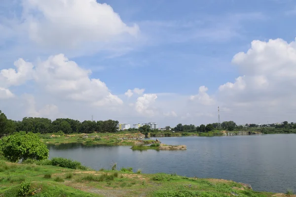 Lac rocheux avec quelques pierres et de l'herbe dans la banque — Photo