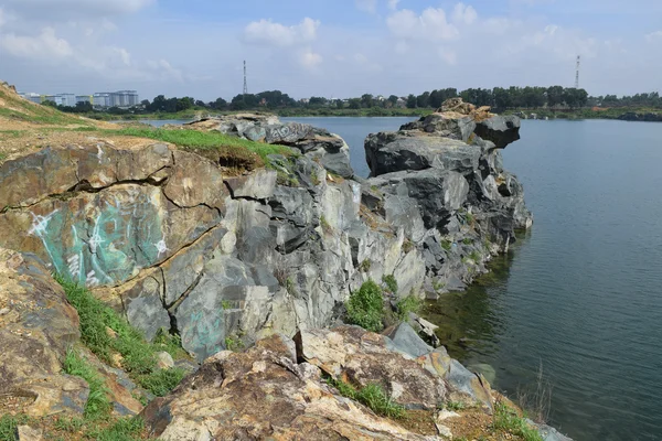 Скелясте озеро з каменем і скелею — стокове фото