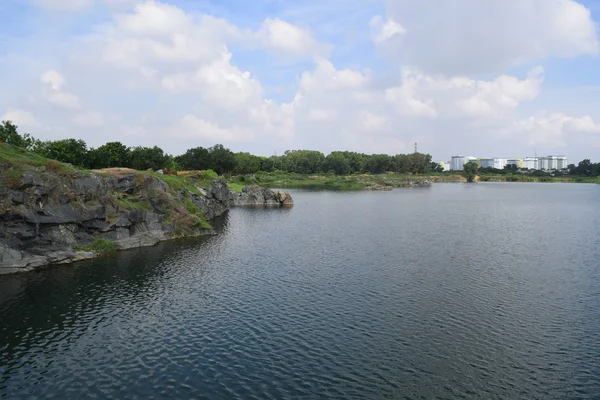 Скелясте озеро з каменем і скелею — стокове фото