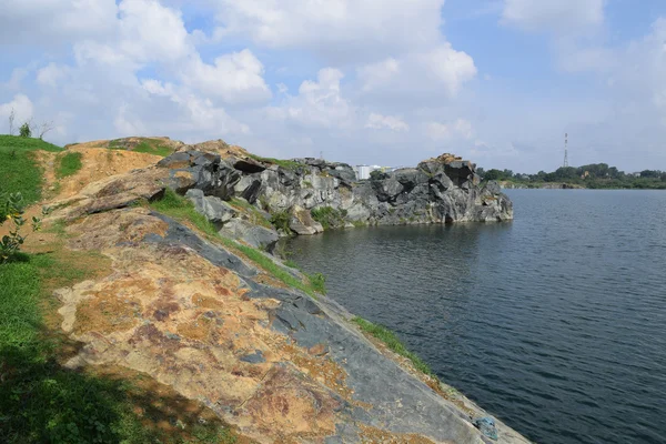 Rocky sjö med sten och klippor — Stockfoto