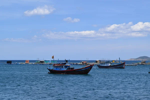 Traditionella fiskebåtar i havet i Vietnam — Stockfoto