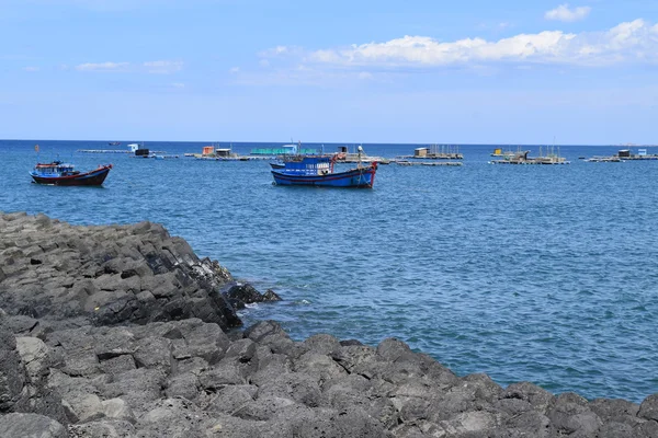 Vietnamesisches Naturerbe ganh da dia Meer mit Fischerbooten — Stockfoto