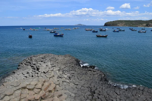 Patrimoine naturel vietnamien Mer de Ganh Da Dia avec bateaux de pêche — Photo