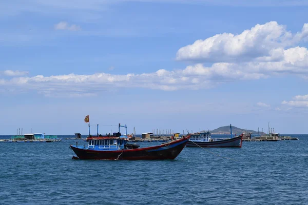 Traditionella fiskebåtar i havet i Vietnam Stockfoto