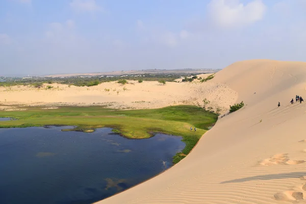 Friss tó a fehér homokos dűnékhez Phan Thiet, Mui Ne, vietnam — Stock Fotó