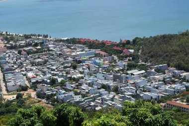 Quy Nhon koyda yakınındaki Güneydoğu Asya şehrin havadan görünümü