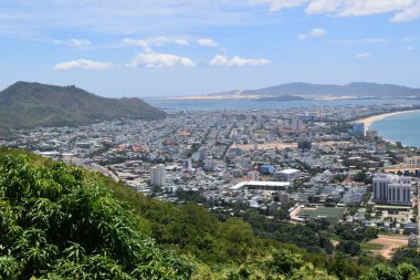 Quy Nhon koyda yakınındaki Güneydoğu Asya şehrin havadan görünümü