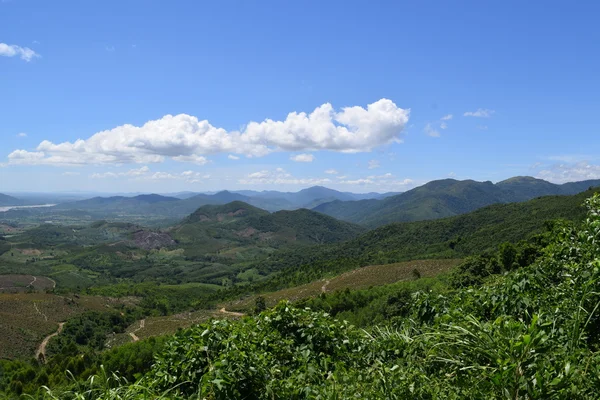 Vista aérea de colinas y montañas en Gia Lai, Vietnam — Foto de Stock