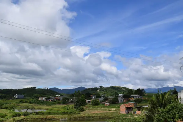 Casa rural aldeia na floresta de colina — Fotografia de Stock