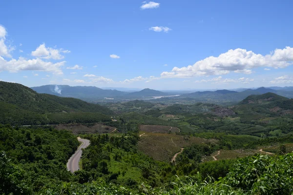 Vista aérea de colinas y montañas en Gia Lai, Vietnam — Foto de Stock