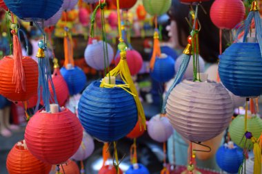 Sonbahar Ortası Festivali renkli fenerler dekorasyon