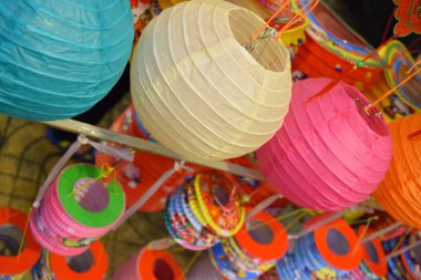 Sonbahar Ortası Festivali renkli fenerler dekorasyon