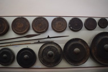 geleneksel gonglar enstrüman ve mızrak farklı tür 