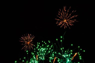 Gece gökyüzünü aydınlatan havai fişekler. Piroteknik, soyut