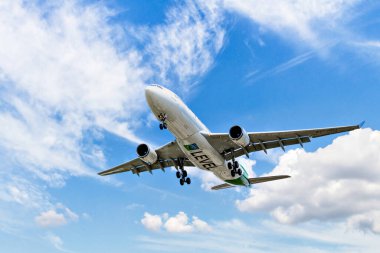 Barselona, İspanya; 5 Nisan 2025: Level Airlines Airbus A330, Barselona-El Prat 'taki Josep Tarradellas Havaalanına indi