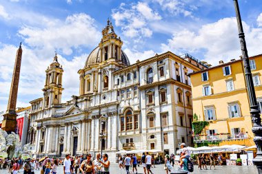 Roma, İtalya; 19 Temmuz 2025: Agone, Piazza Navona, Roma 'daki St. Agnes Kilisesi' nin önünde gezinen turistler