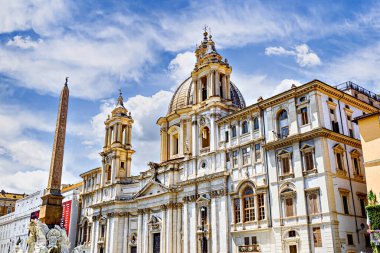 Roma, İtalya; 19 Temmuz 2025: Agone, Piazza Navona, Roma 'daki St. Agnes Kilisesi' nin önünde gezinen turistler