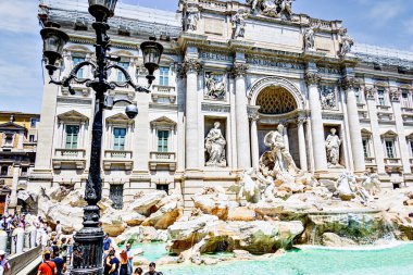 Roma, İtalya; 19 Temmuz 2025: Roma 'daki ünlü ve görkemli Trevi Çeşmesini ziyaret eden turistler