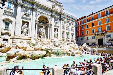 Roma, İtalya; 19 Temmuz 2025: Roma 'daki ünlü ve görkemli Trevi Çeşmesini ziyaret eden turistler