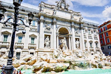 Roma, İtalya; 19 Temmuz 2025: Roma 'daki ünlü ve görkemli Trevi Çeşmesini ziyaret eden turistler
