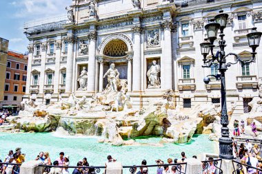 Roma, İtalya; 19 Temmuz 2025: Roma 'daki ünlü ve görkemli Trevi Çeşmesini ziyaret eden turistler