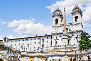 Roma, İtalya; 19 Temmuz 2025: Muhteşem İspanyol Merdivenlerinde gezinen turistler (Piazza di Spagna), Roma