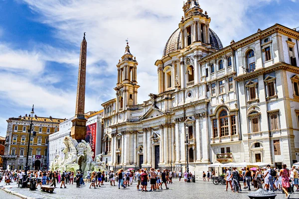 Roma, İtalya; 19 Temmuz 2025: Agone, Piazza Navona, Roma 'daki St. Agnes Kilisesi' nin önünde gezinen turistler