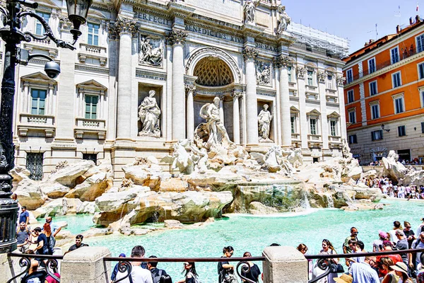 Roma, İtalya; 19 Temmuz 2025: Roma 'daki ünlü ve görkemli Trevi Çeşmesini ziyaret eden turistler