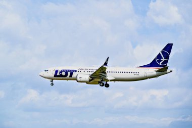 Barcelona, İspanya; 5 Nisan 2025: LOT Polonya Boeing 737 Barcelona-El Prat Josep Tarradellas Havaalanı.