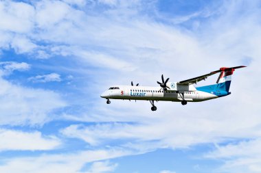 Barselona, İspanya; 5 Nisan 2025: Luxair Bombardıman uçağı DHC-8-400 DHC-8-400 Josep Tarradellas Barcelona-El Prat havaalanına indi