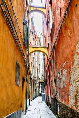 İtalya 'nın Liguria bölgesindeki Savona kentinin tipik caddesi ve binaları