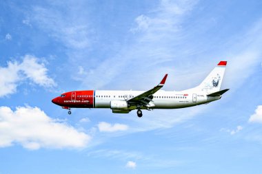 Barselona, İspanya; 5 Nisan 2025: Josep Tarradellas Barcelona-El Prat Havalimanı 'na Norveç yapımı bir Boeing 737 inişi.