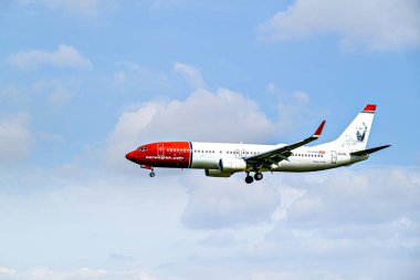 Barselona, İspanya; 5 Nisan 2025: Josep Tarradellas Barcelona-El Prat Havalimanı 'na Norveç yapımı bir Boeing 737 inişi.