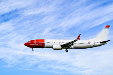 Barselona, İspanya; 5 Nisan 2025: Josep Tarradellas Barcelona-El Prat Havalimanı 'na Norveç yapımı bir Boeing 737 inişi.