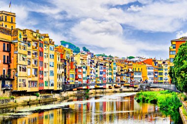 Girona, Katalonya, İspanya 'da, Onyar Nehri boyunca, asma evler olarak da bilinen renkli evler