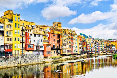 Girona, Katalonya, İspanya 'da, Onyar Nehri boyunca, asma evler olarak da bilinen renkli evler