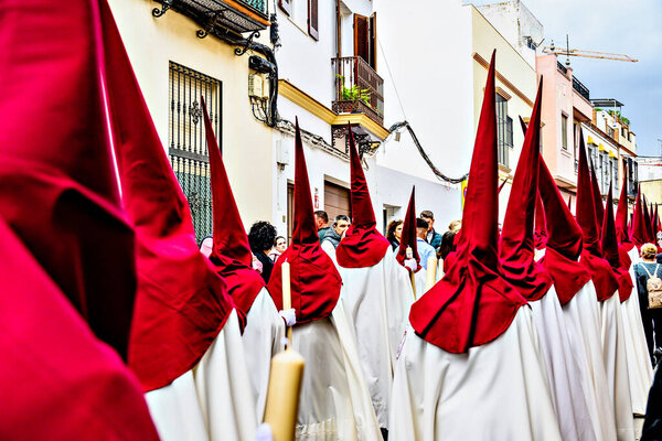 Алькал-де-Гвадара, Андалусия, Севиль, 14 апреля 2025 года: Назарин кается во время крестного хода Страстной недели в Алькал-де-Гвадара
