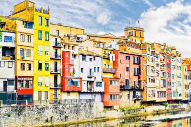 Girona, Katalonya, İspanya 'da, Onyar Nehri boyunca, asma evler olarak da bilinen renkli evler