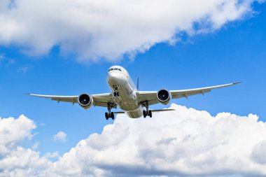 Barselona, İspanya; 5 Nisan 2025: Suudi Arabistan Havayolları Boeing 787, Barselona-El Prat 'taki Josep Tarradellas Havaalanına indi.