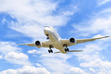 Barselona, İspanya; 5 Nisan 2025: Suudi Arabistan Havayolları Boeing 787, Barselona-El Prat 'taki Josep Tarradellas Havaalanına indi.