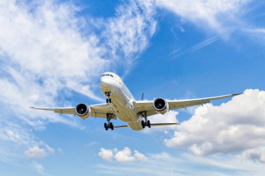 Barselona, İspanya; 5 Nisan 2025: Suudi Arabistan Havayolları Boeing 787, Barselona-El Prat 'taki Josep Tarradellas Havaalanına indi.