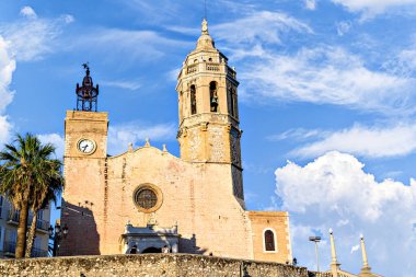 Sitges, Barcelona, İspanya 'daki ünlü San Bartolome Kilisesi ve Santa Tecla manzarası