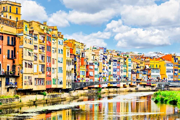 Girona, Katalonya, İspanya 'da, Onyar Nehri boyunca, asma evler olarak da bilinen renkli evler