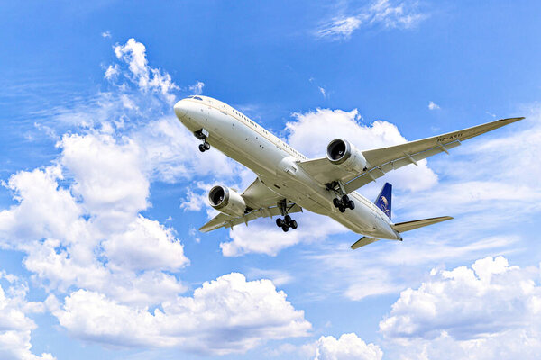 Барселона, Испания; 5 апреля 2025 года: Боинг 787 авиакомпании Saudi Arabian Airlines, посадка в аэропорту Фазеп Таррадельяс в Барселоне-Эль-Прат