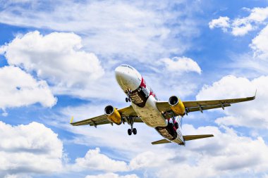 Barcelona, İspanya; 5 Nisan 2025: Bir Vueling Airbus A320 Barcelona-El Prat Josep Tarradellas Havaalanına indi.